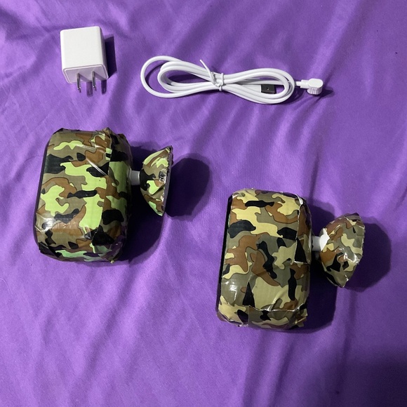 Arlo cameras (2) with charging cord - Picture 1 of 4